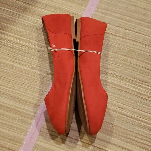 Nwt Torrid Red SUEDE ALMOND TOE FLAT (WIDE WIDTH) size 8W - Picture 4 of 10